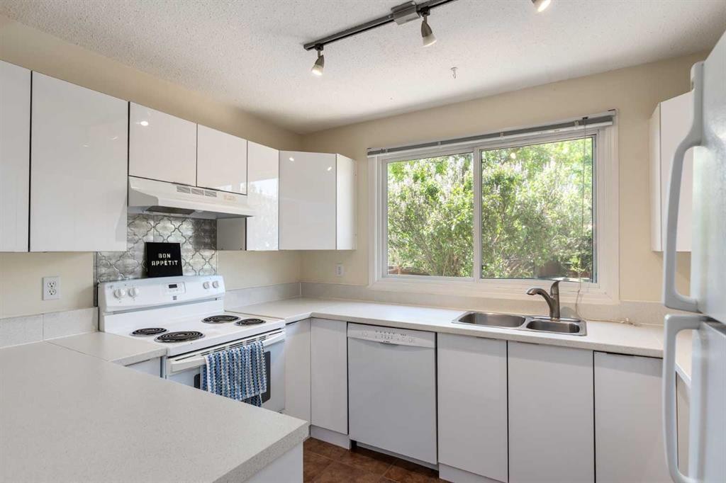 









5625


Silverdale

Drive Northwest, 31,
Calgary,




AB
T3B 4N5

