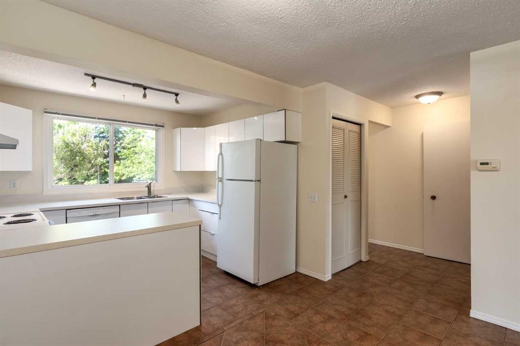 









5625


Silverdale

Drive Northwest, 31,
Calgary,




AB
T3B 4N5

