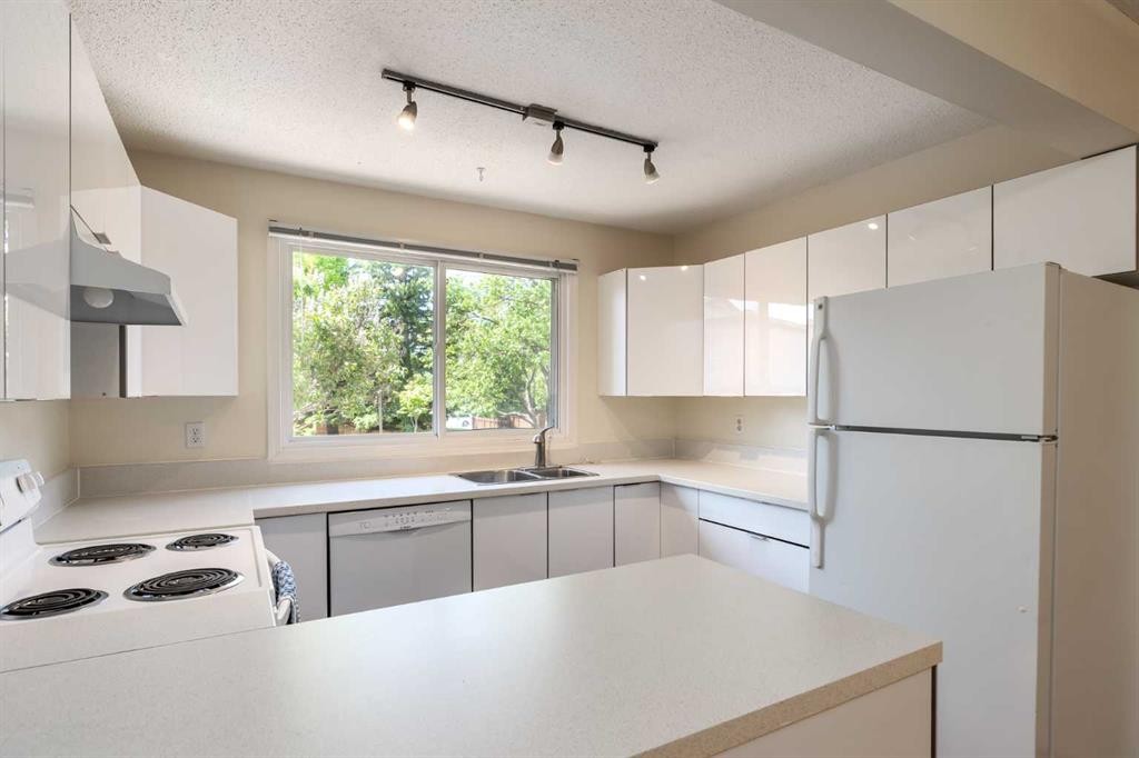 









5625


Silverdale

Drive Northwest, 31,
Calgary,




AB
T3B 4N5

