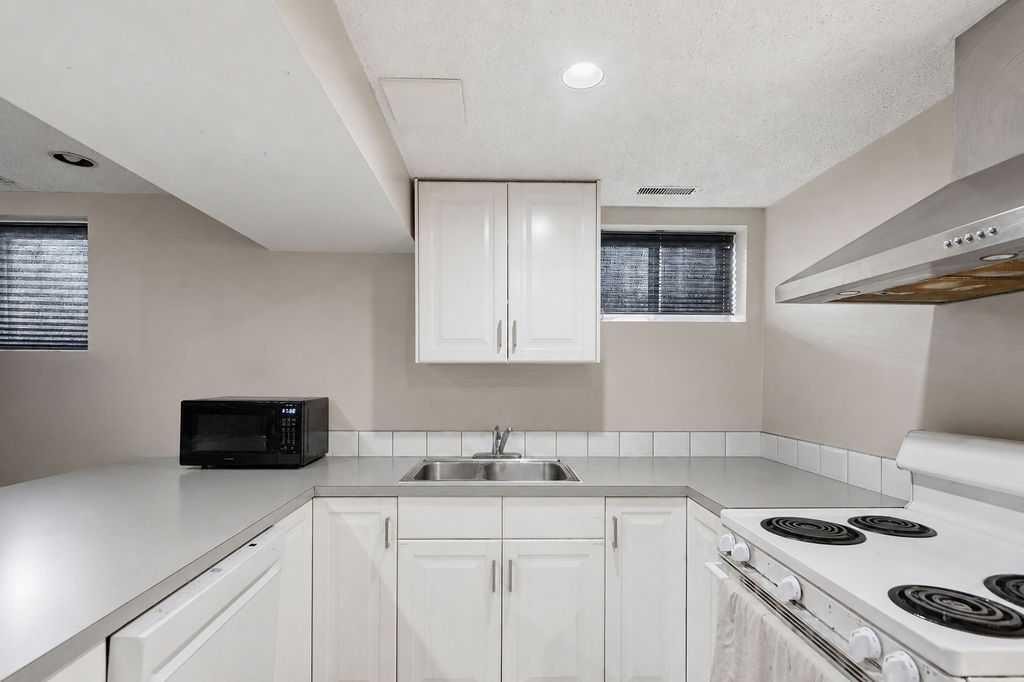 









2808


19

Street Northwest,
Calgary,




AB
T2M 3V8

