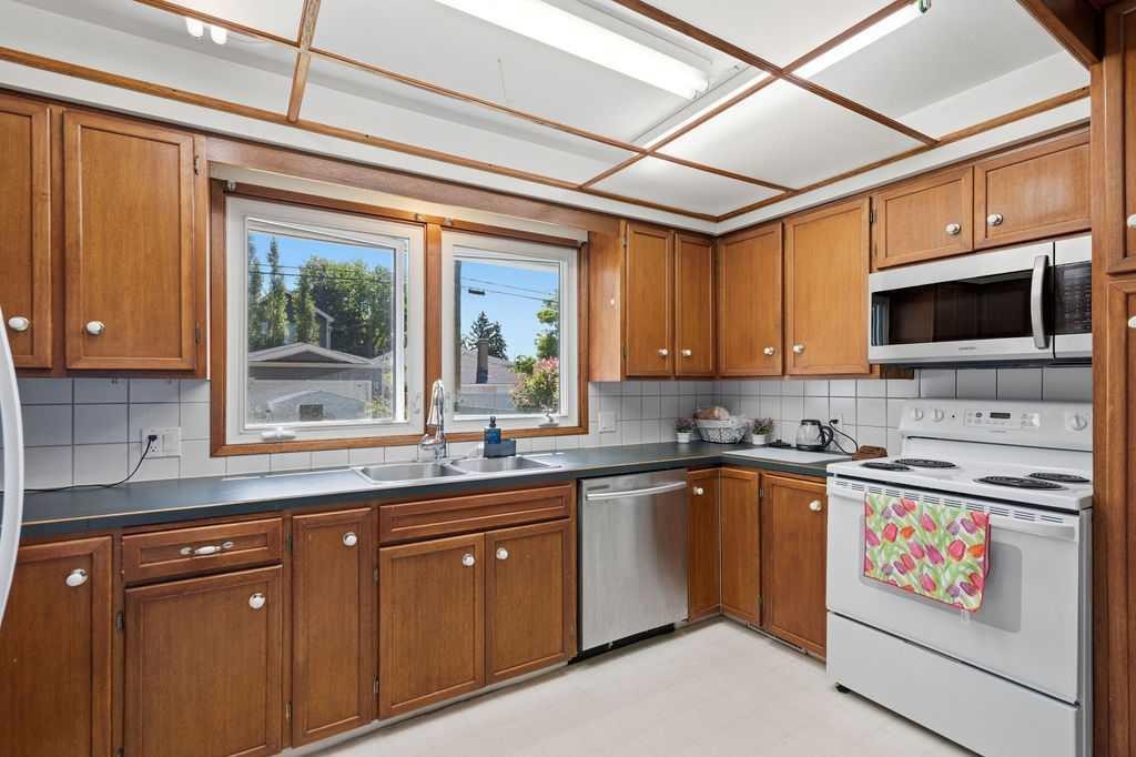 









2808


19

Street Northwest,
Calgary,




AB
T2M 3V8


