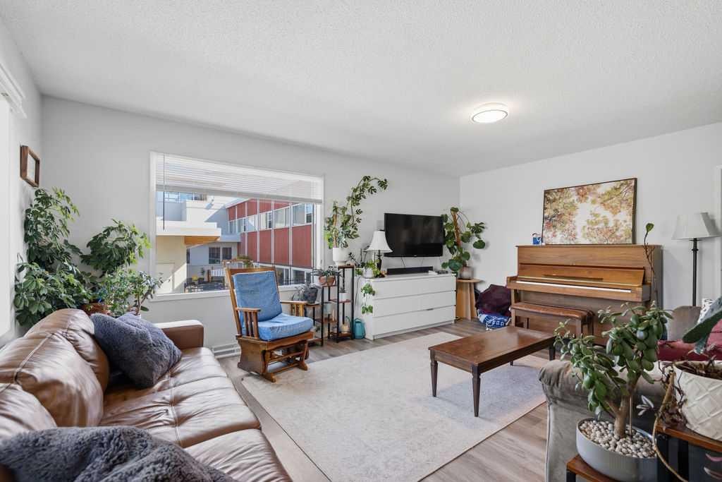 









2812


19

Street Northwest,
Calgary,




AB
T2M 3V8

