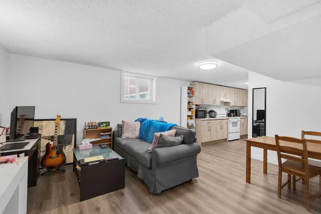 









2812


19

Street Northwest,
Calgary,




AB
T2M 3V8

