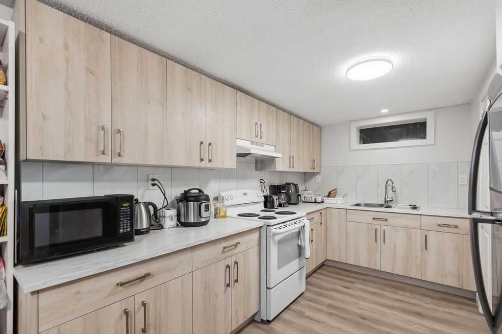 









2812


19

Street Northwest,
Calgary,




AB
T2M 3V8

