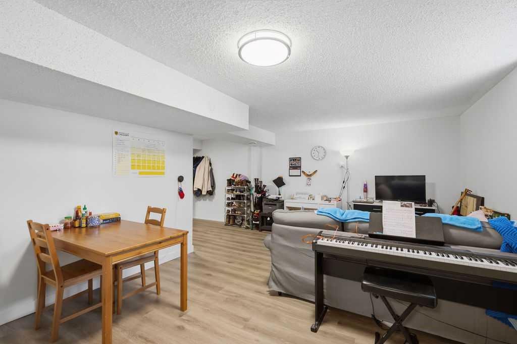 









2812


19

Street Northwest,
Calgary,




AB
T2M 3V8

