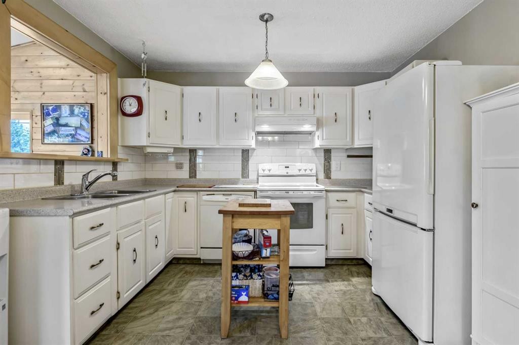 









216 B


Royal

Avenue,
Diamond Valley,




AB
T0L 2A0

