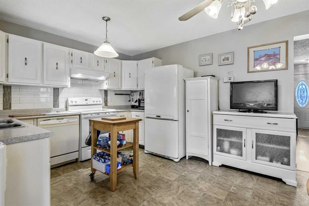 









216 B


Royal

Avenue,
Diamond Valley,




AB
T0L 2A0


