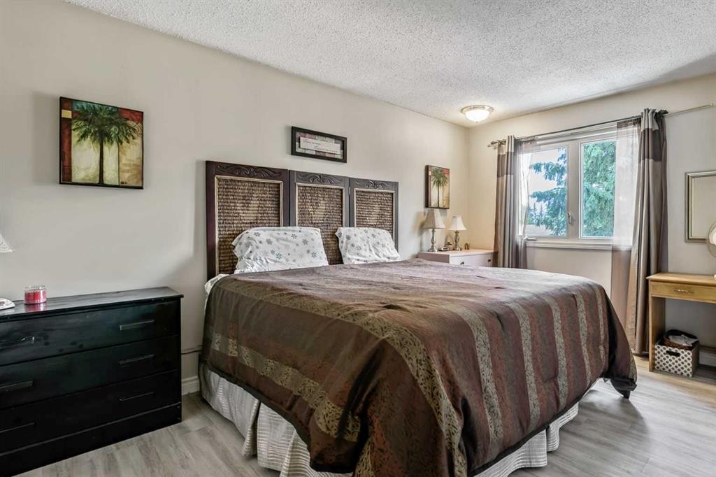 









216 B


Royal

Avenue,
Diamond Valley,




AB
T0L 2A0

