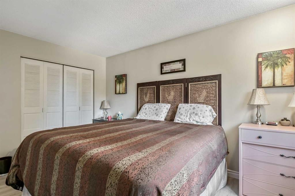 









216 B


Royal

Avenue,
Diamond Valley,




AB
T0L 2A0

