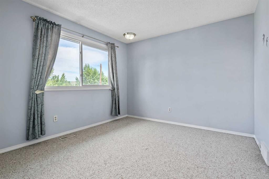 









216 B


Royal

Avenue,
Diamond Valley,




AB
T0L 2A0

