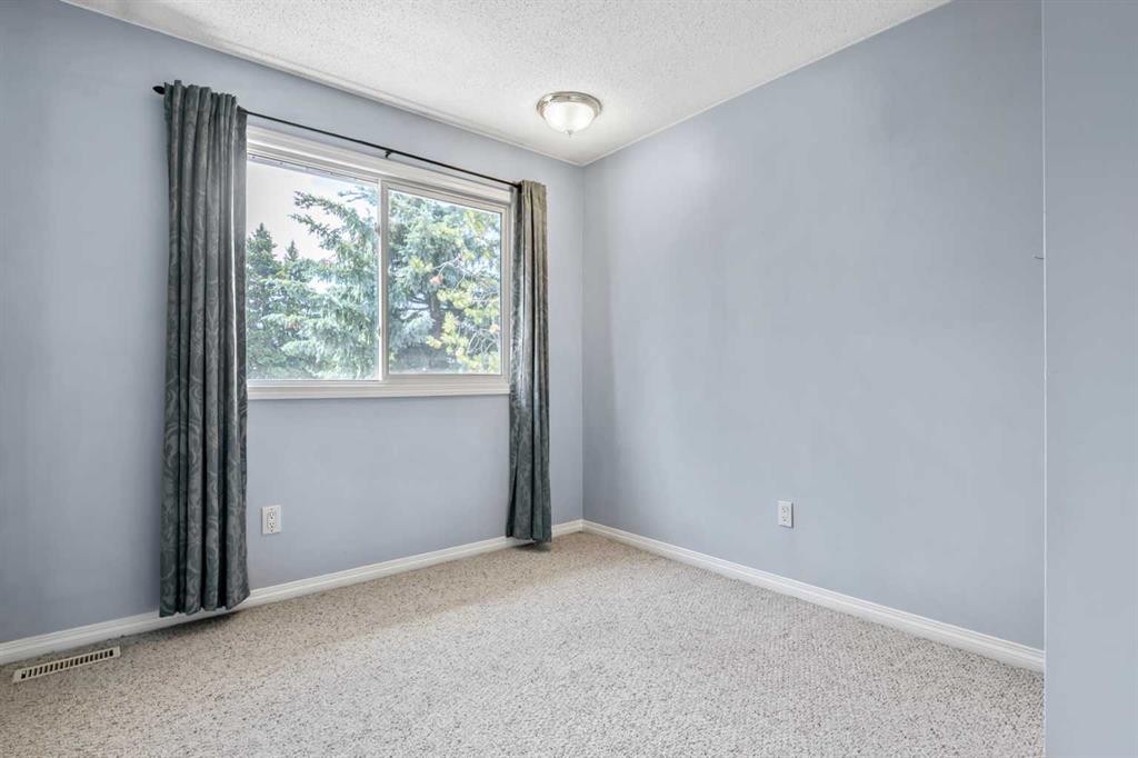 









216 B


Royal

Avenue,
Diamond Valley,




AB
T0L 2A0

