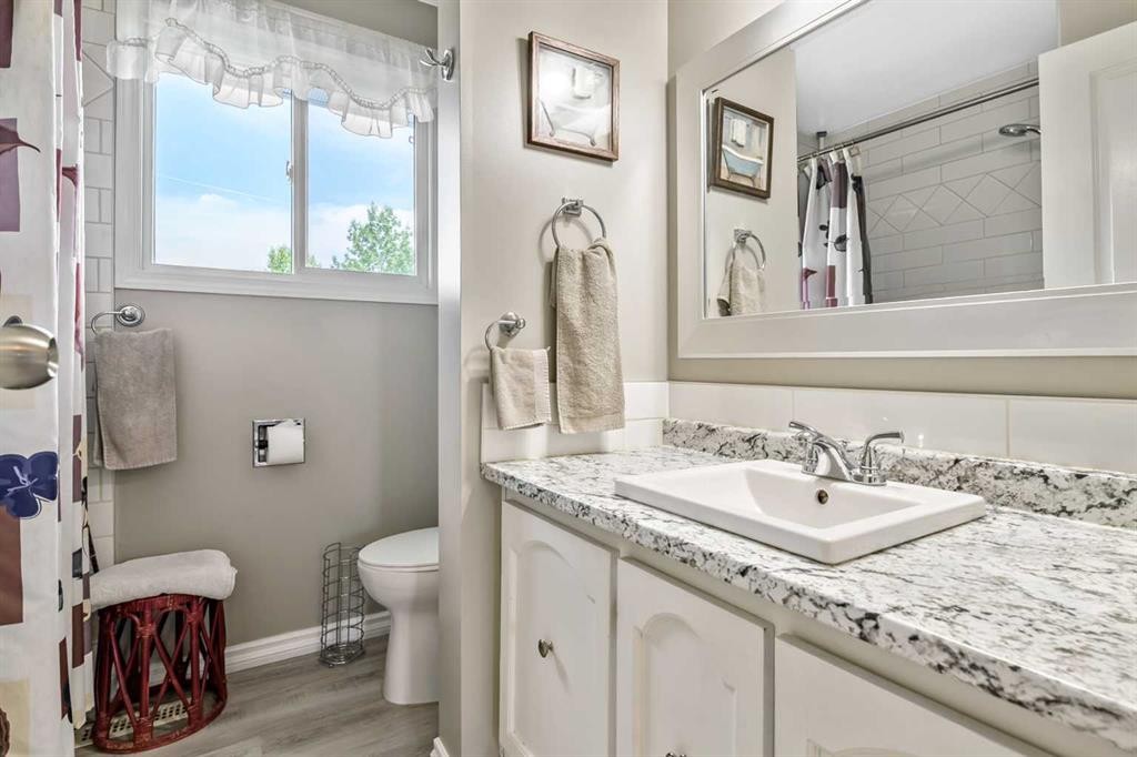 









216 B


Royal

Avenue,
Diamond Valley,




AB
T0L 2A0

