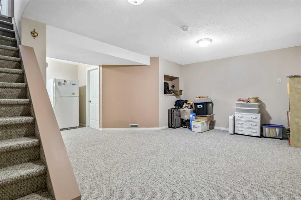 









216 B


Royal

Avenue,
Diamond Valley,




AB
T0L 2A0

