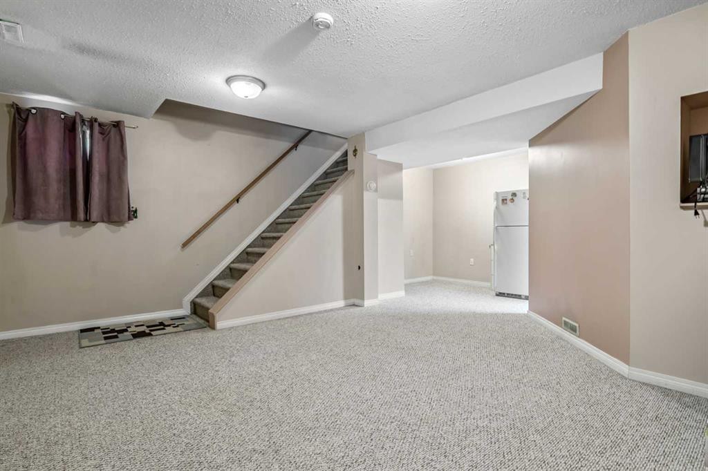 









216 B


Royal

Avenue,
Diamond Valley,




AB
T0L 2A0


