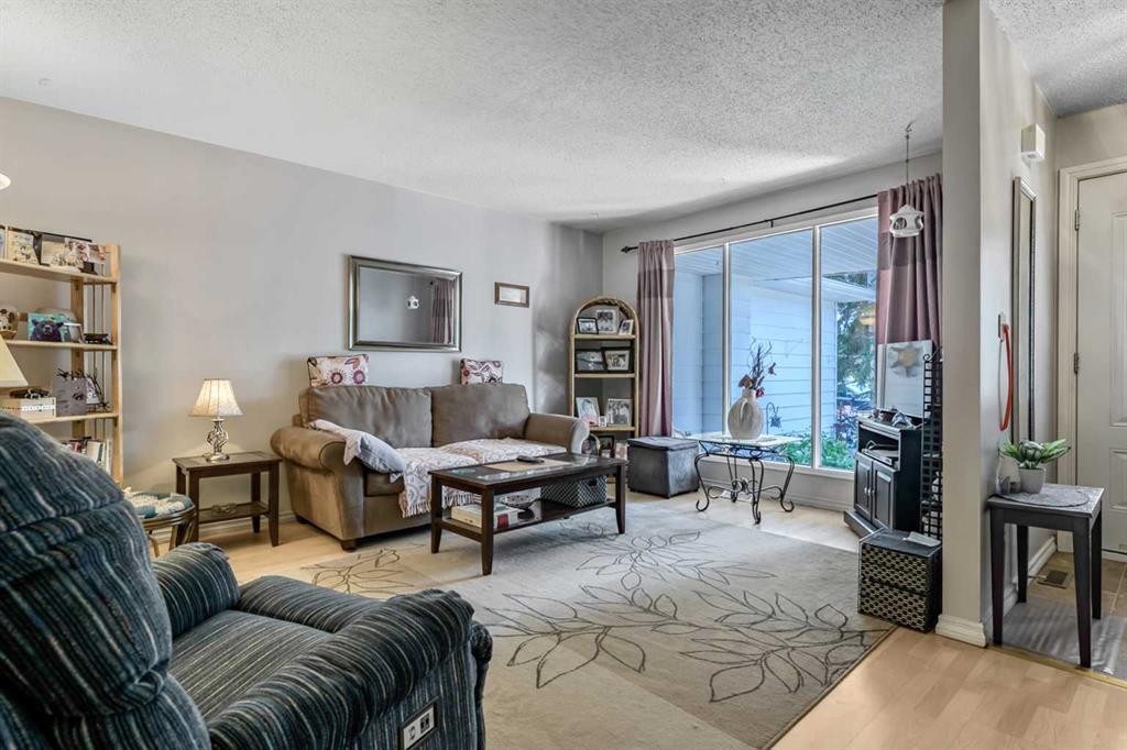 









216 B


Royal

Avenue,
Diamond Valley,




AB
T0L 2A0

