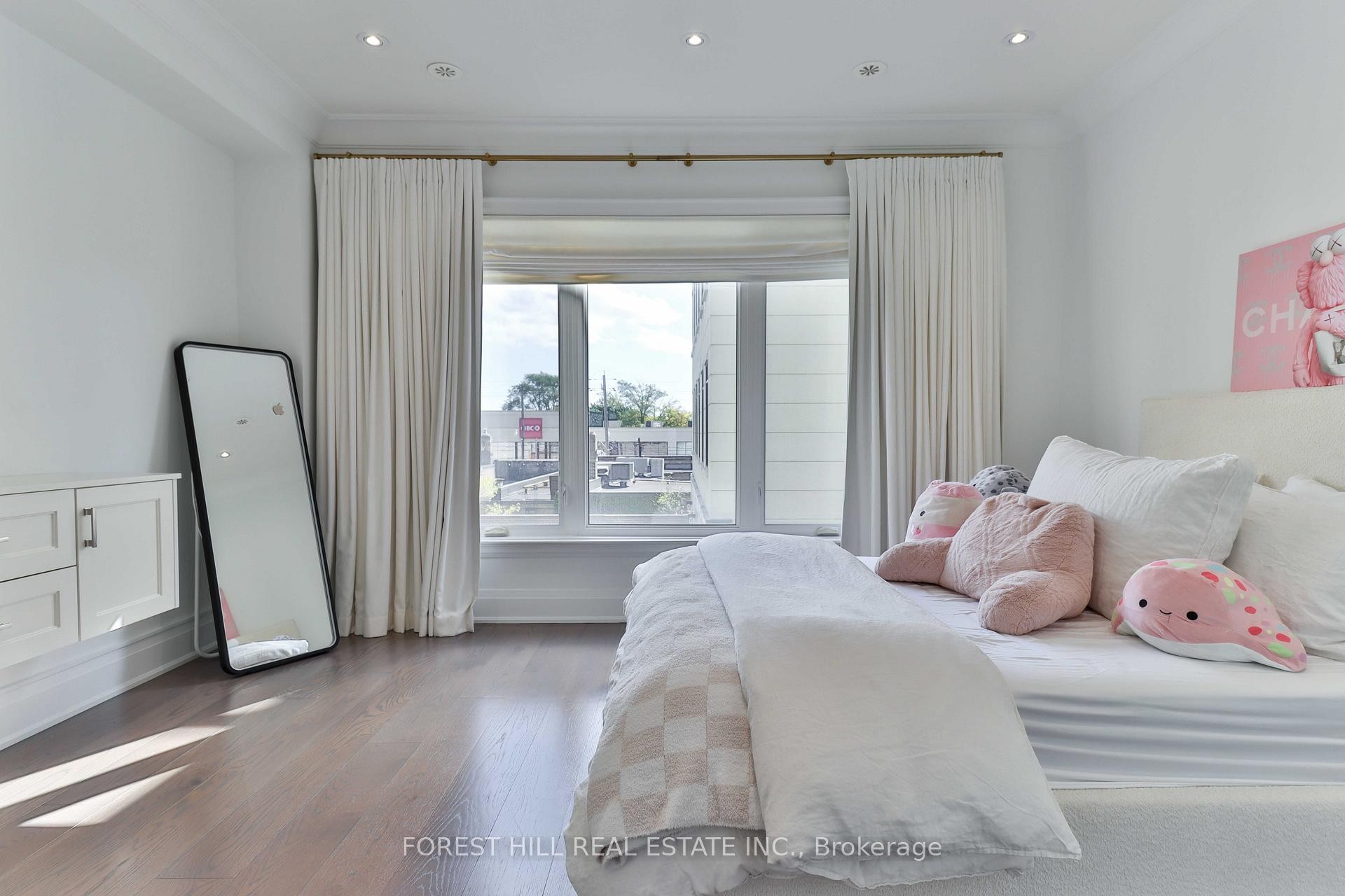 









51B


Burnaby

Boulevard,
Toronto,




ON
M5N 1G3

