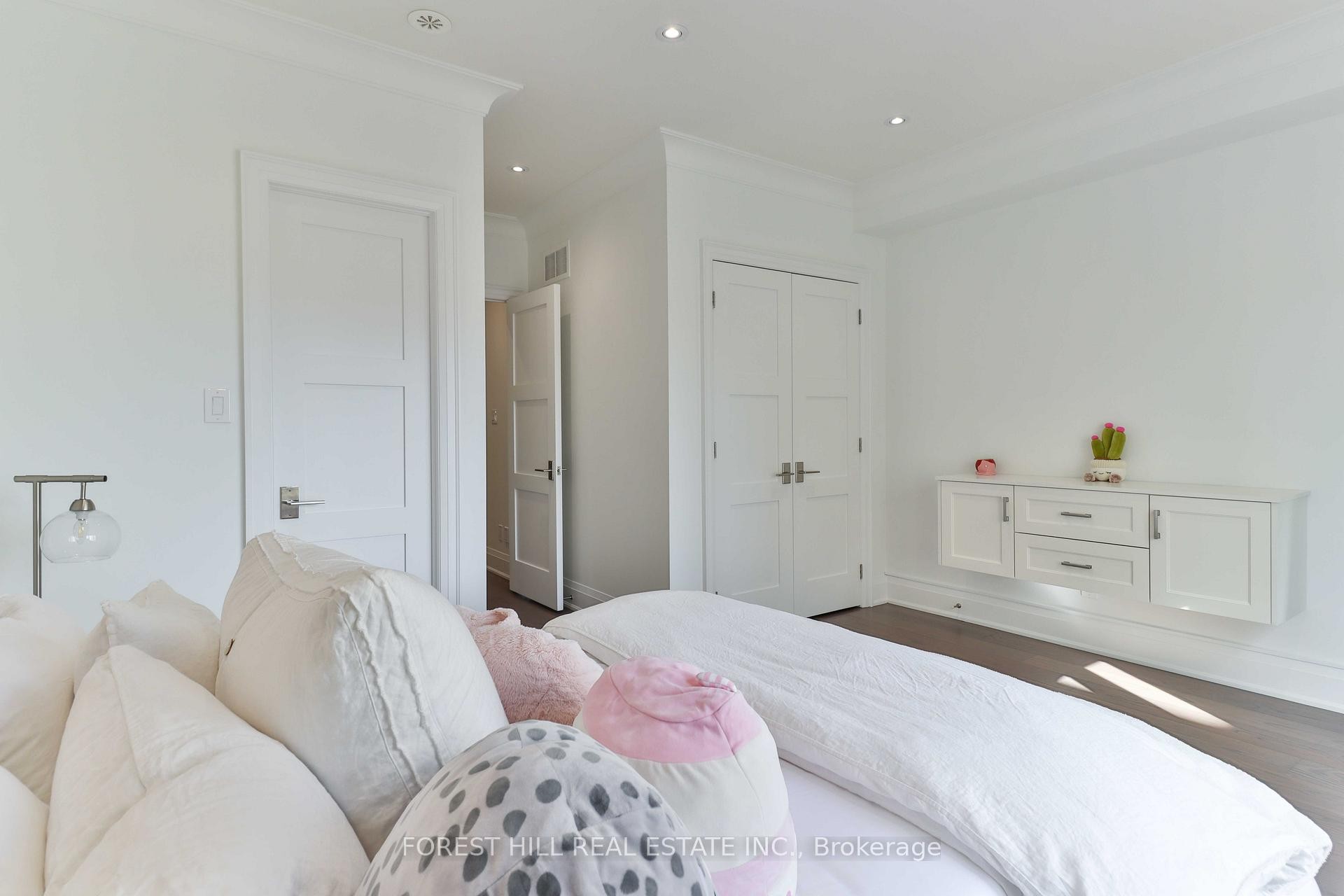 









51B


Burnaby

Boulevard,
Toronto,




ON
M5N 1G3

