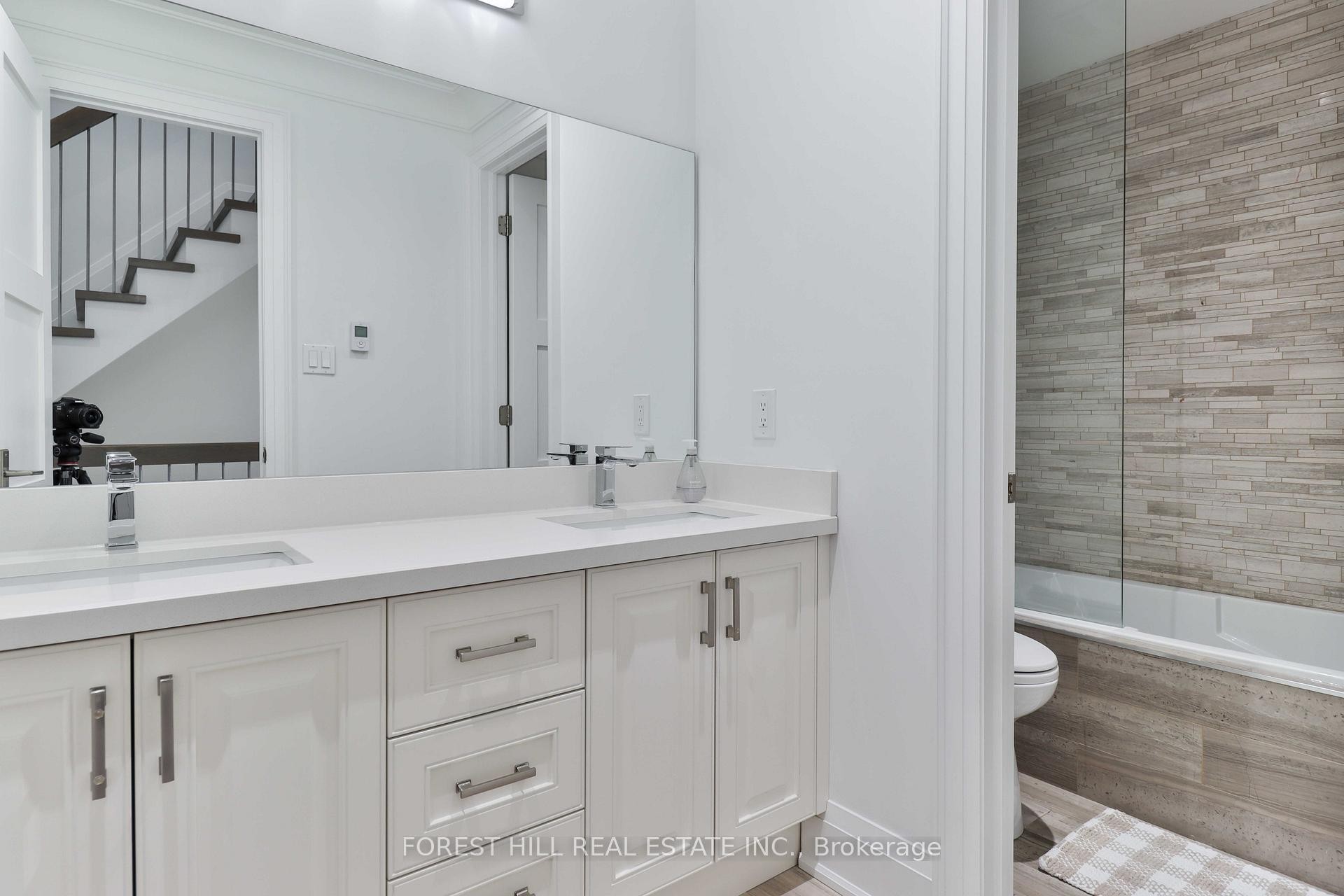 









51B


Burnaby

Boulevard,
Toronto,




ON
M5N 1G3

