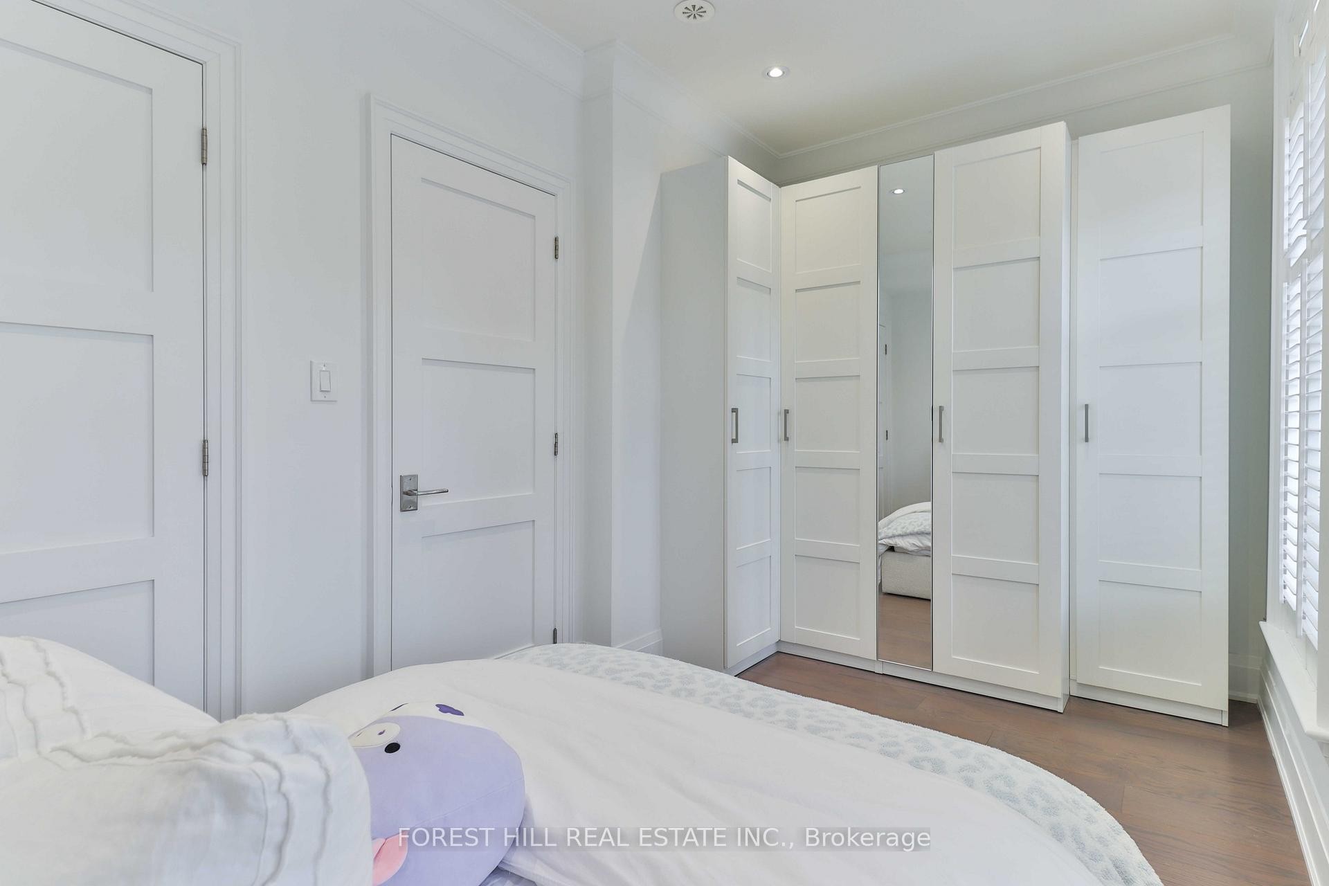 









51B


Burnaby

Boulevard,
Toronto,




ON
M5N 1G3


