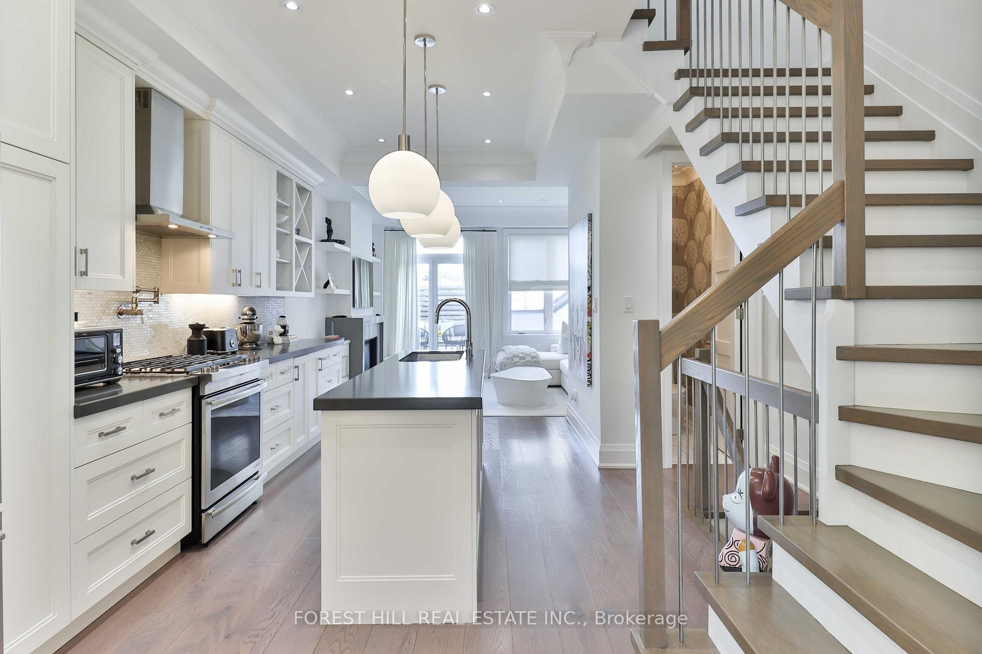 









51B


Burnaby

Boulevard,
Toronto,




ON
M5N 1G3

