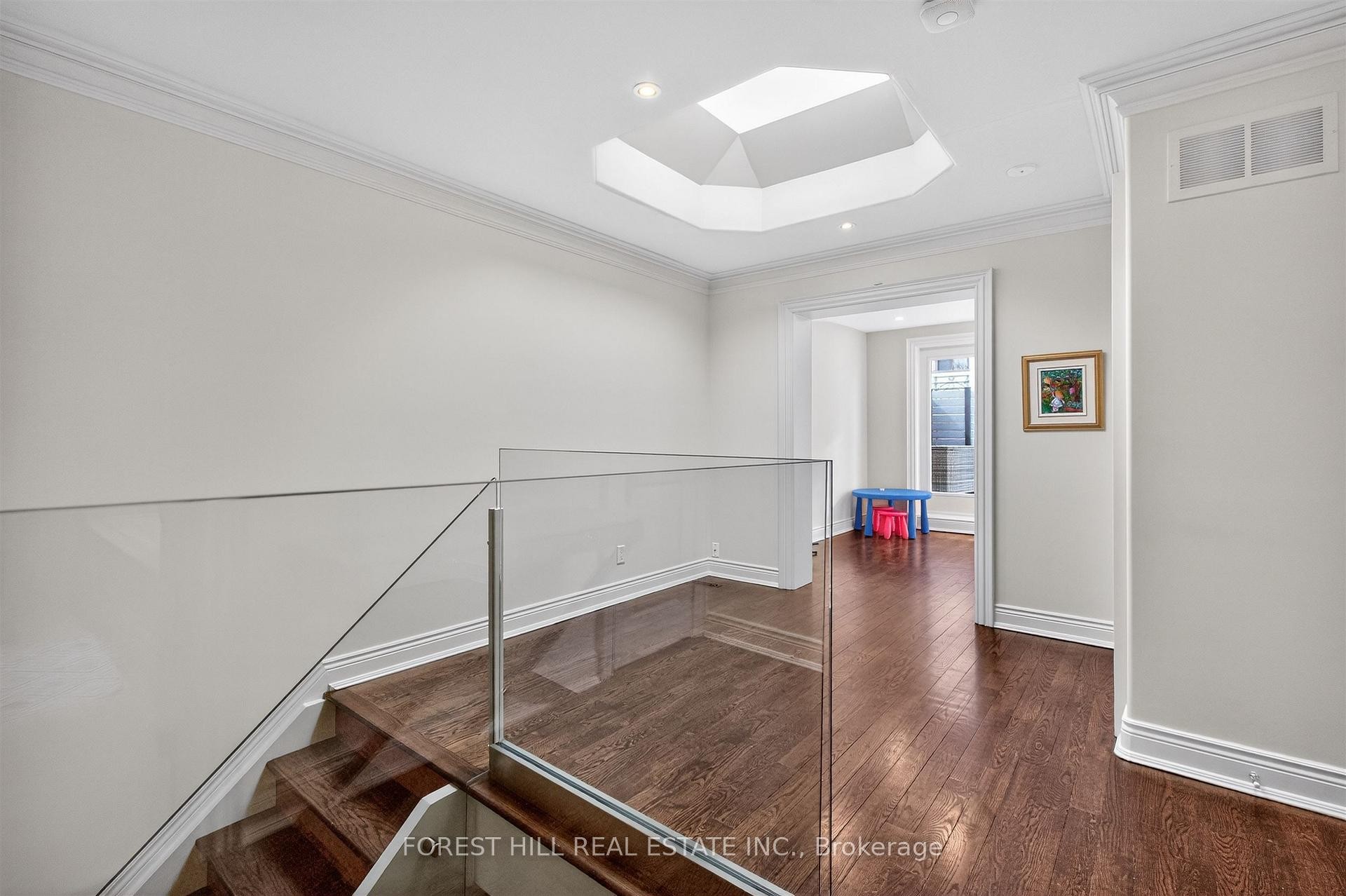 









29


Webster

Avenue,
Toronto,




ON
M5R 1N6

