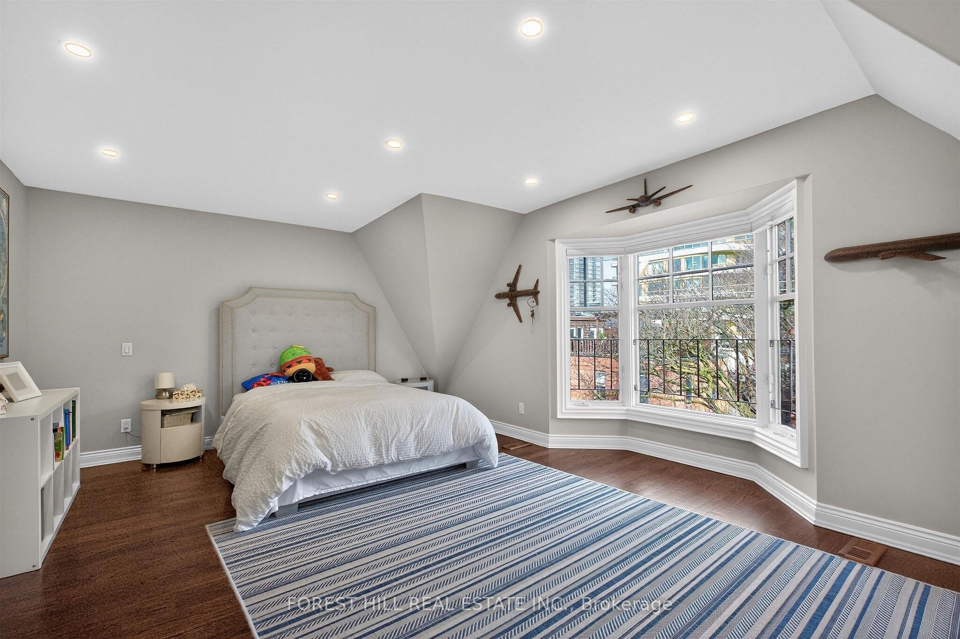 









29


Webster

Avenue,
Toronto,




ON
M5R 1N6

