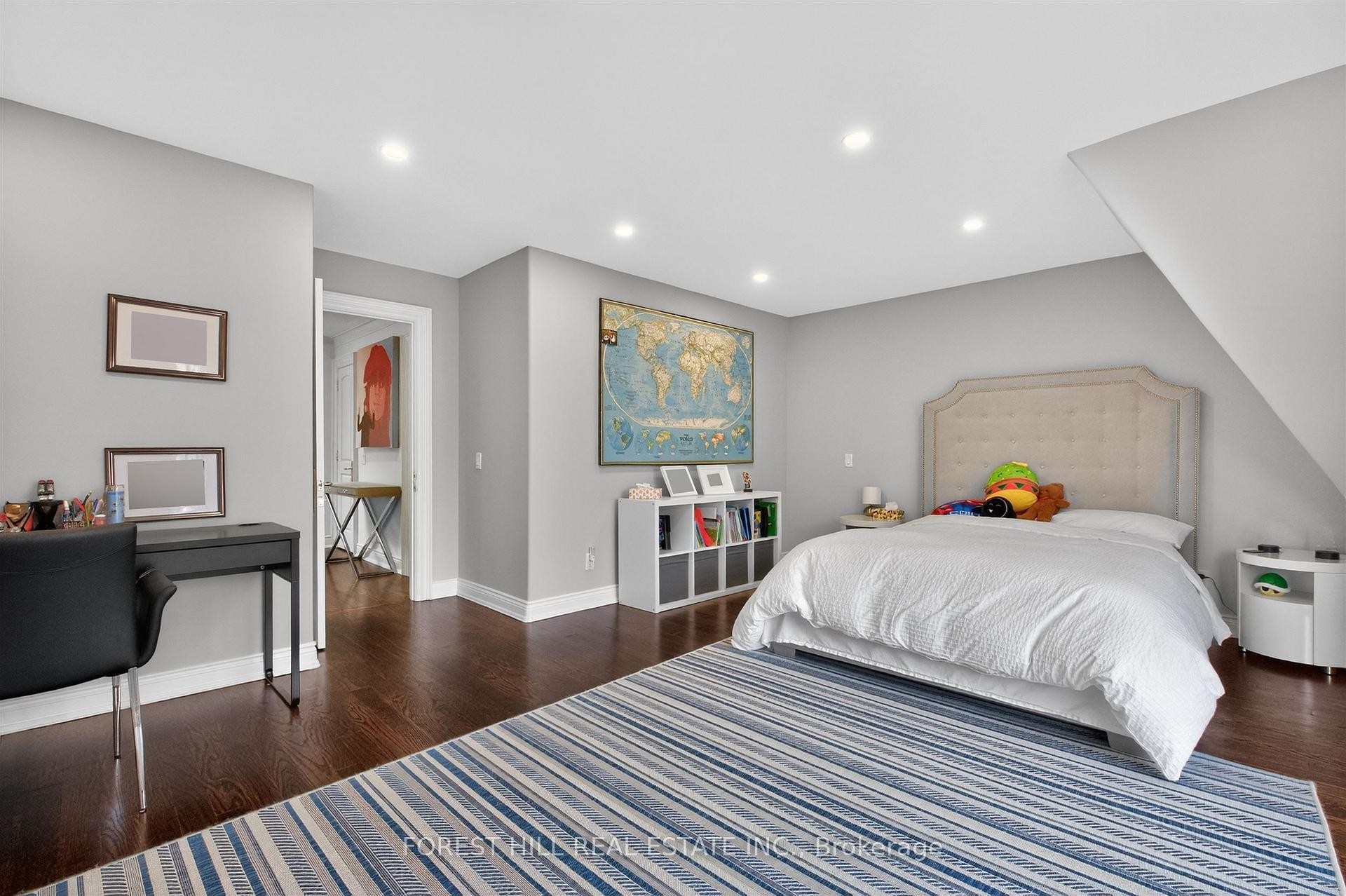 









29


Webster

Avenue,
Toronto,




ON
M5R 1N6

