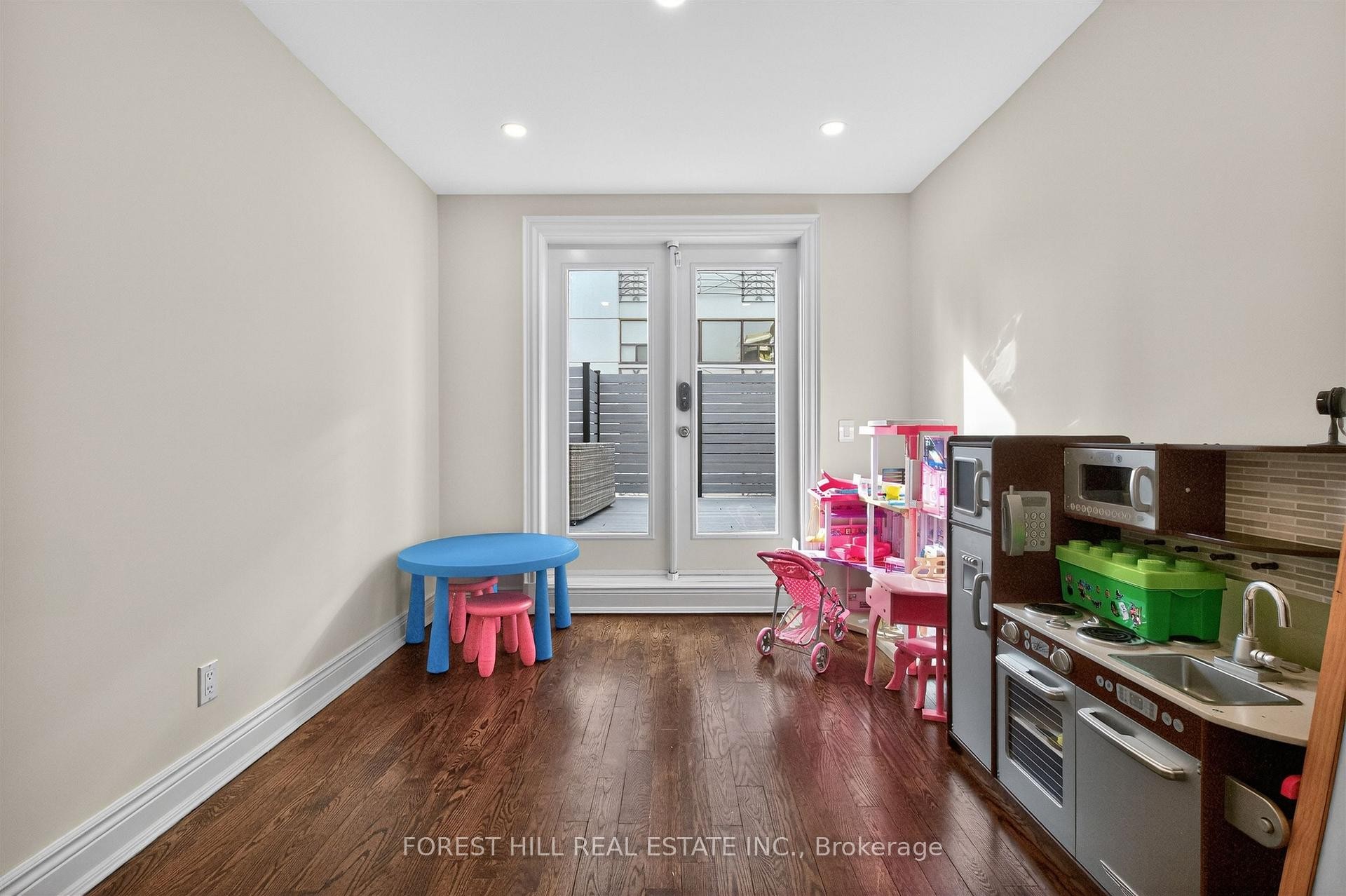 









29


Webster

Avenue,
Toronto,




ON
M5R 1N6

