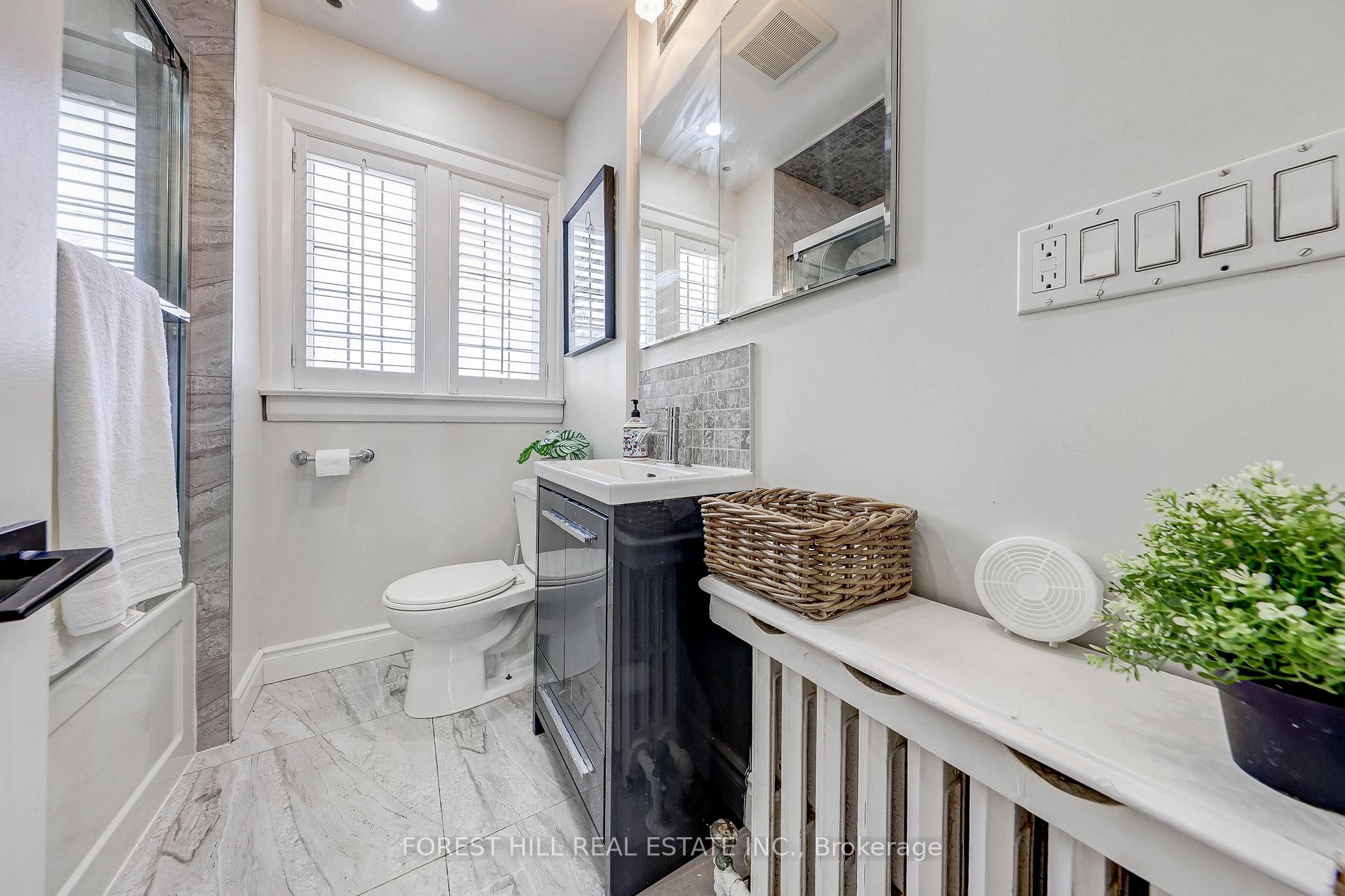









607


Spadina

Road,
Toronto,




ON
M5P 2X1

