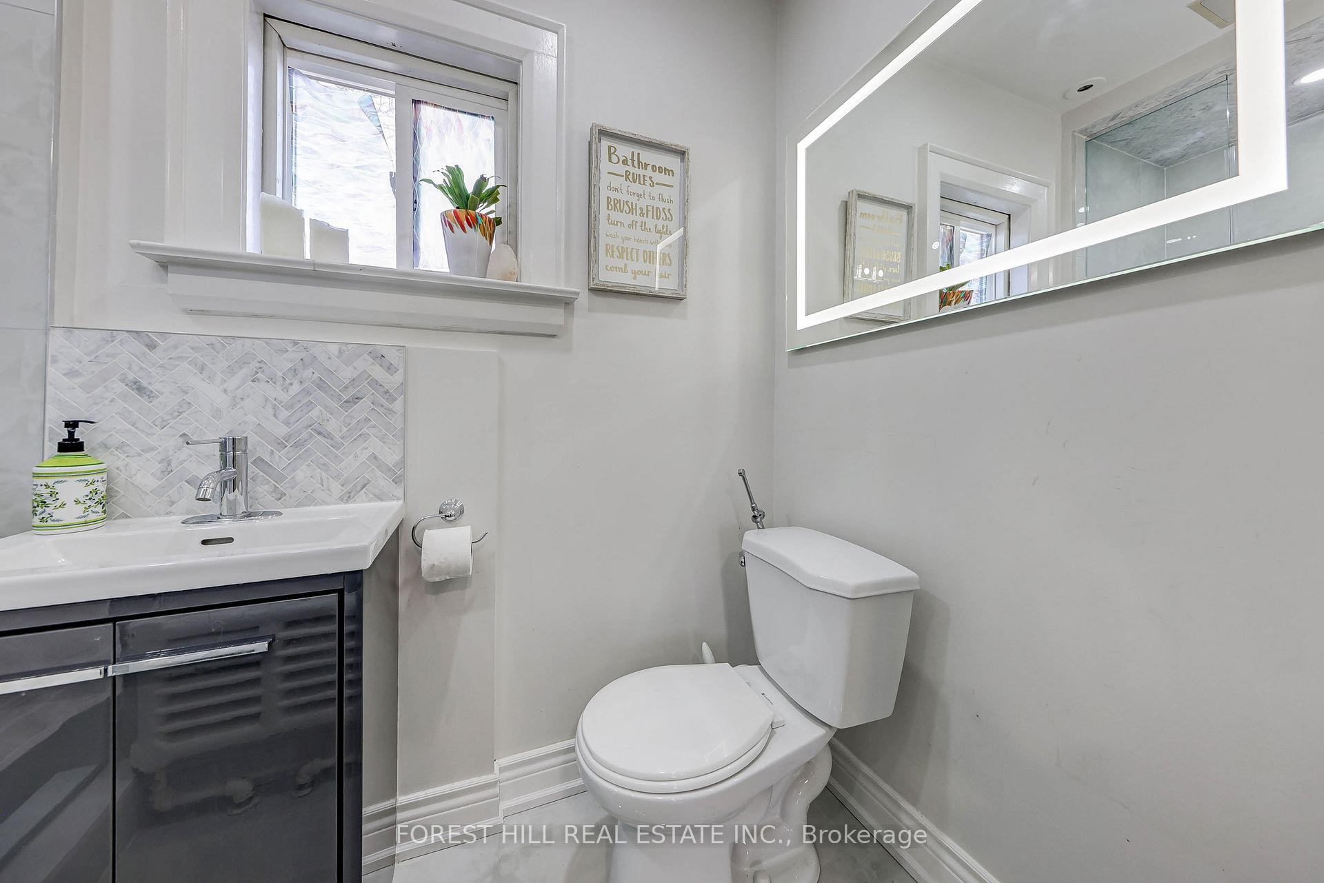 









607


Spadina

Road,
Toronto,




ON
M5P 2X1

