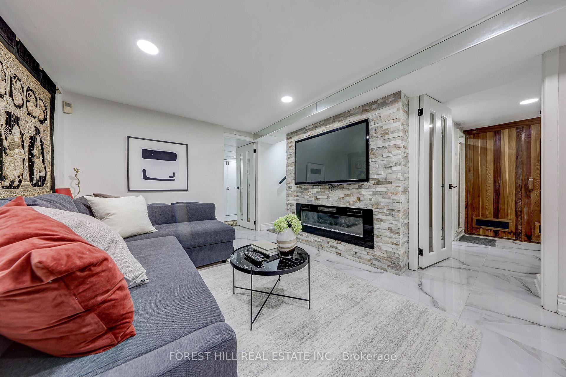 









607


Spadina

Road,
Toronto,




ON
M5P 2X1

