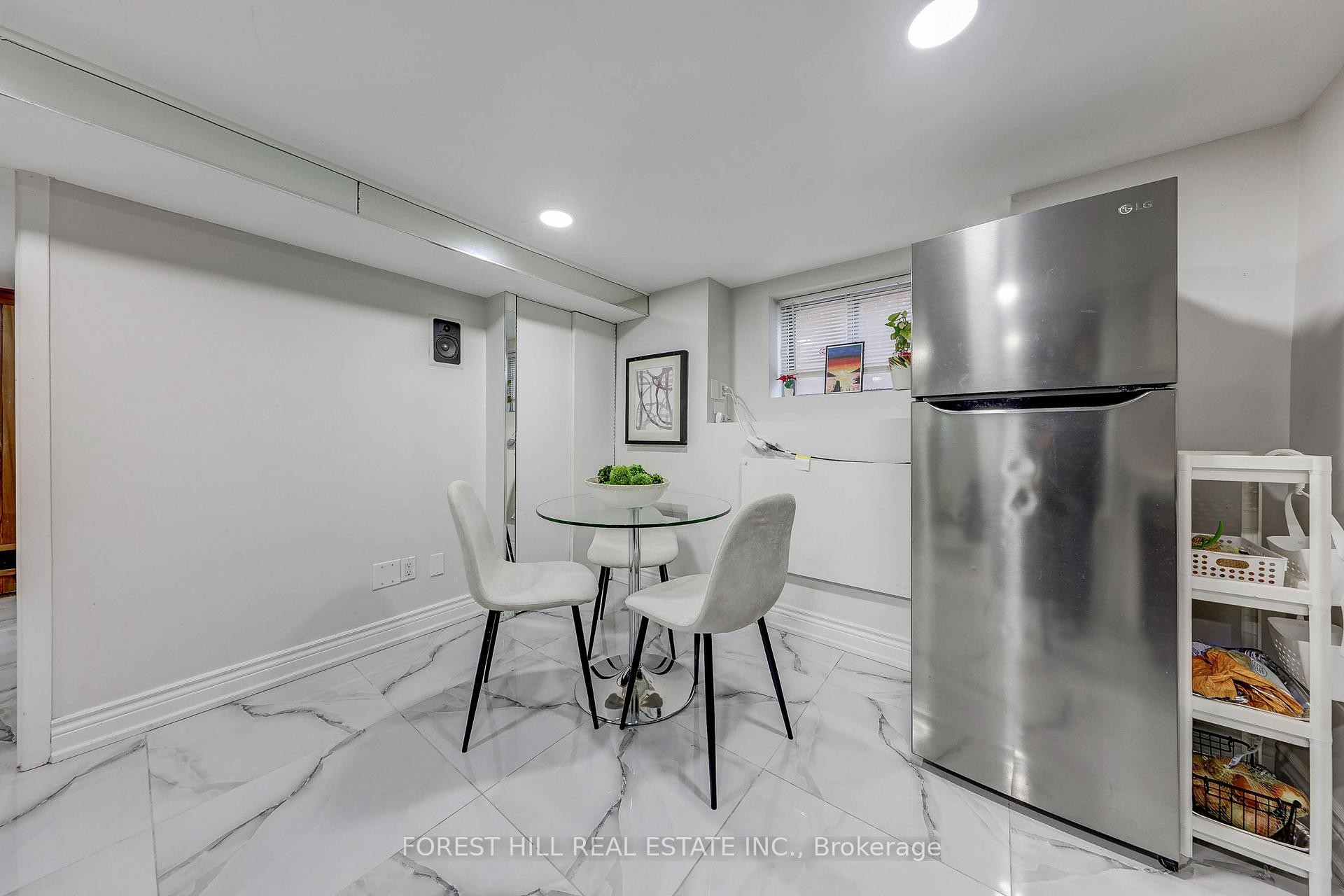 









607


Spadina

Road,
Toronto,




ON
M5P 2X1

