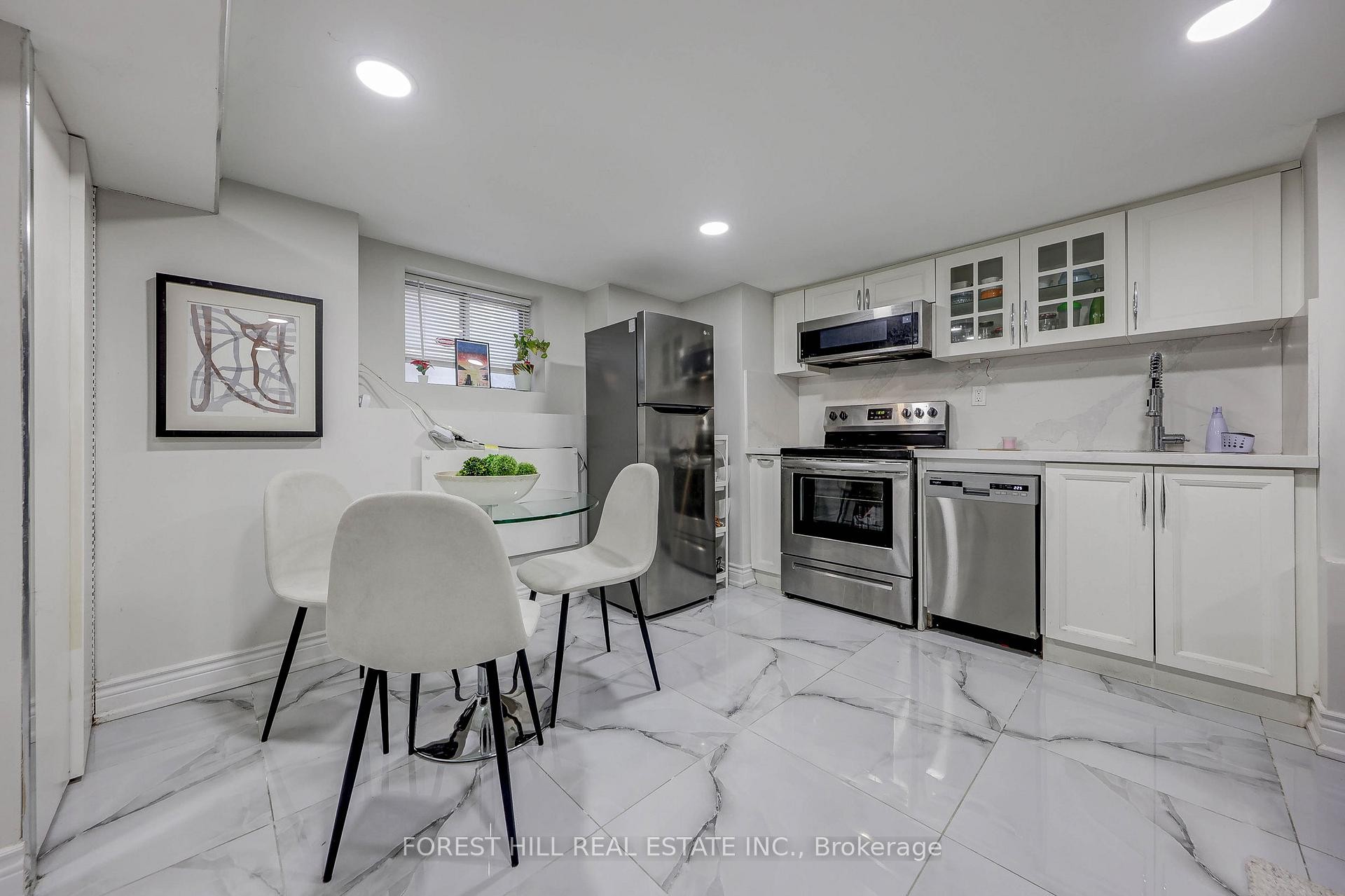 









607


Spadina

Road,
Toronto,




ON
M5P 2X1

