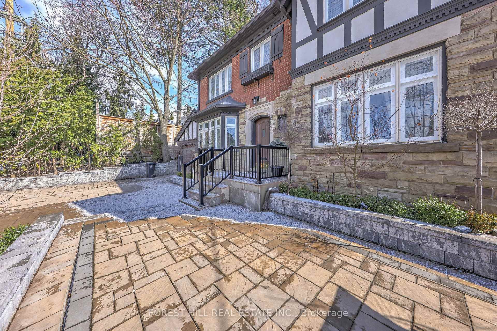 









607


Spadina

Road,
Toronto,




ON
M5P 2X1

