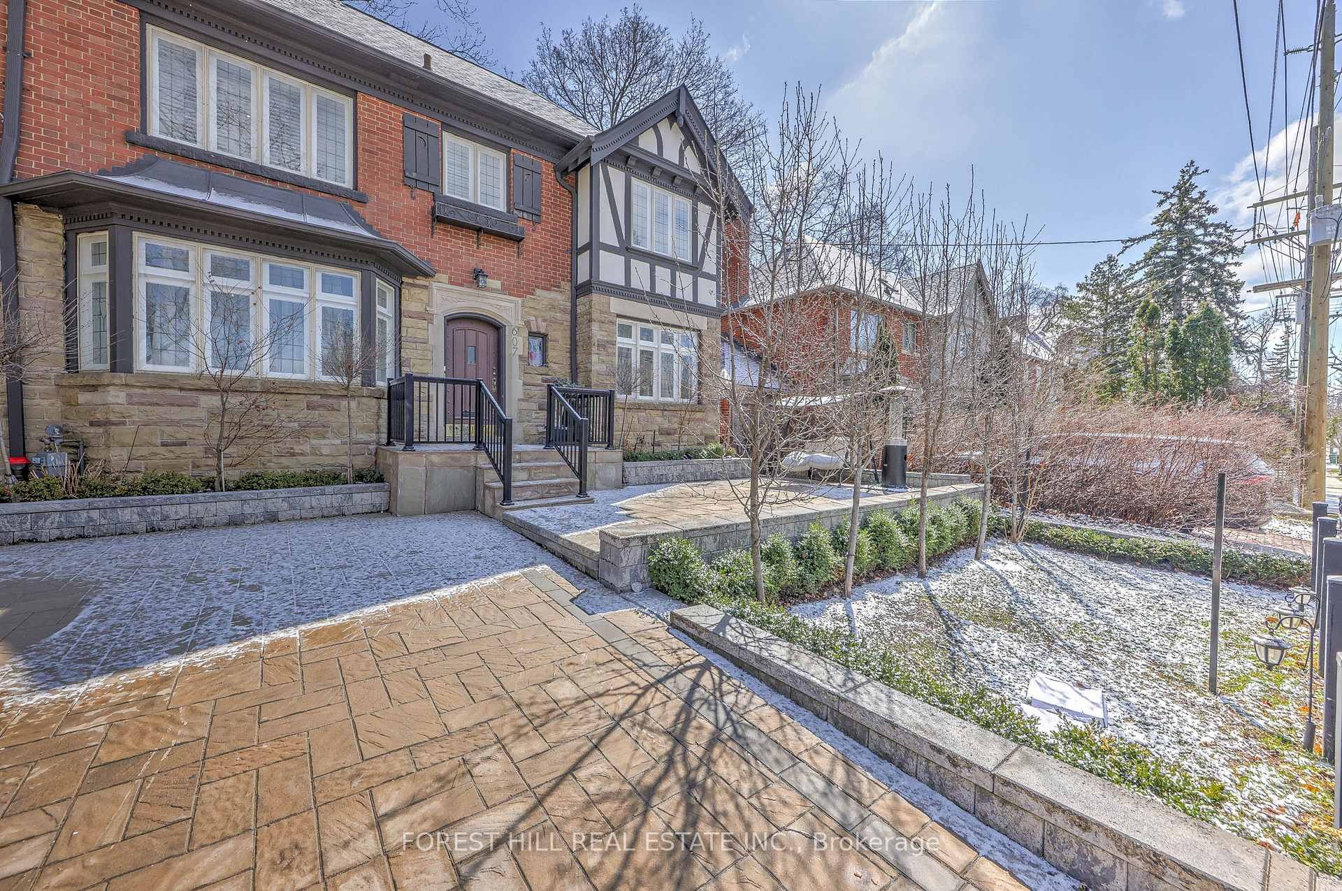 









607


Spadina

Road,
Toronto,




ON
M5P 2X1

