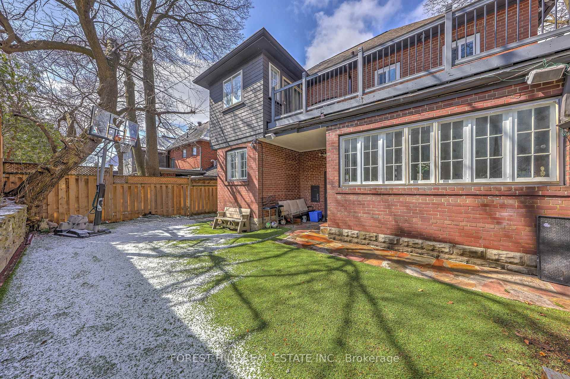 









607


Spadina

Road,
Toronto,




ON
M5P 2X1

