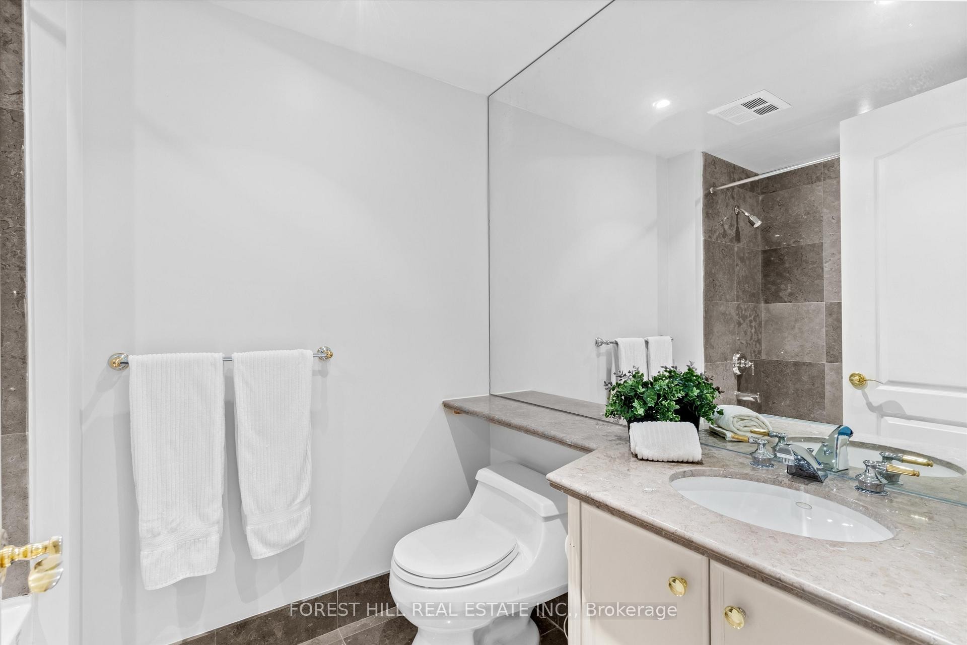 









33


Delisle

Avenue, 108,
Toronto,




ON
M4V 3C7

