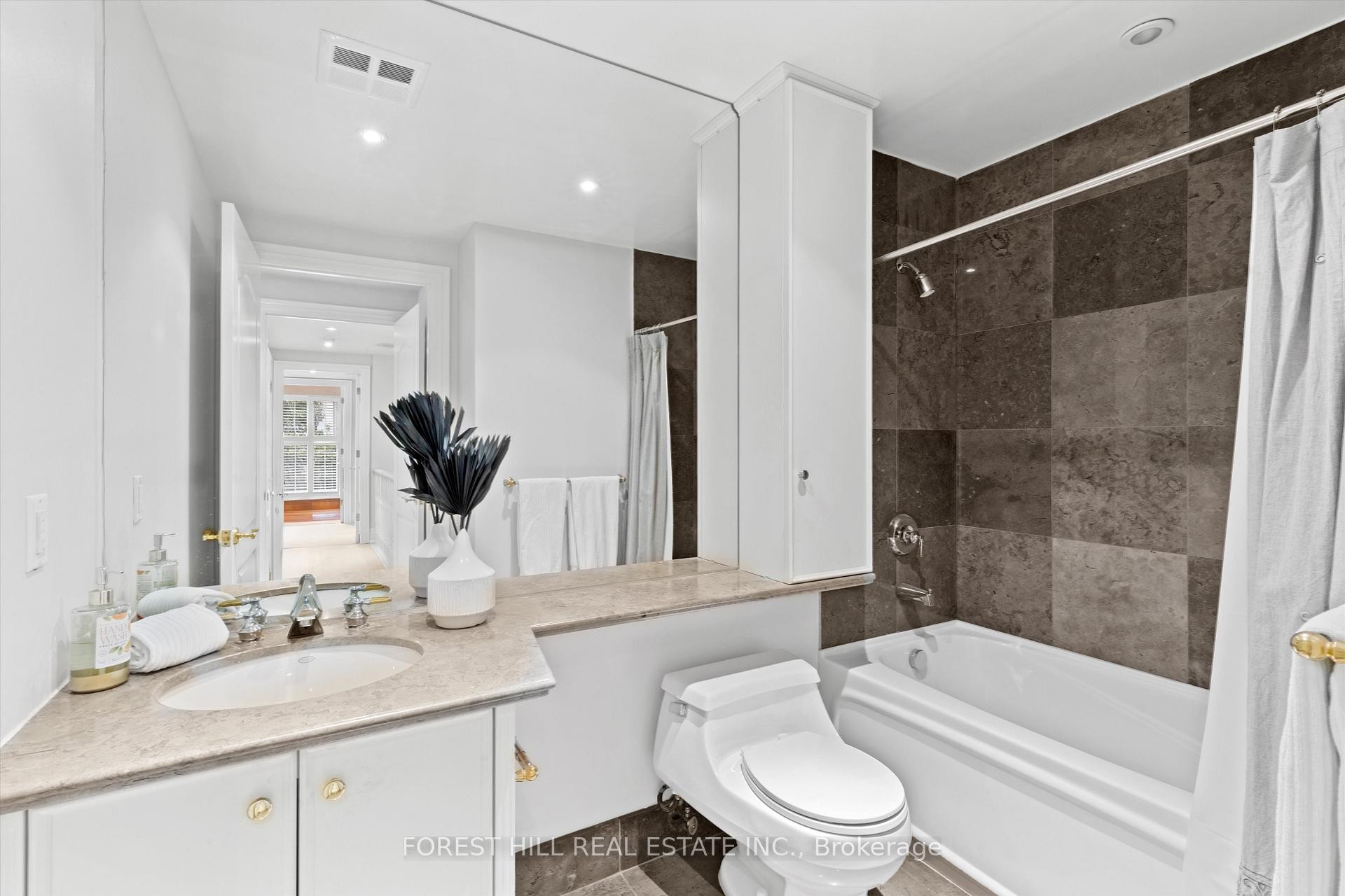 









33


Delisle

Avenue, 108,
Toronto,




ON
M4V 3C7

