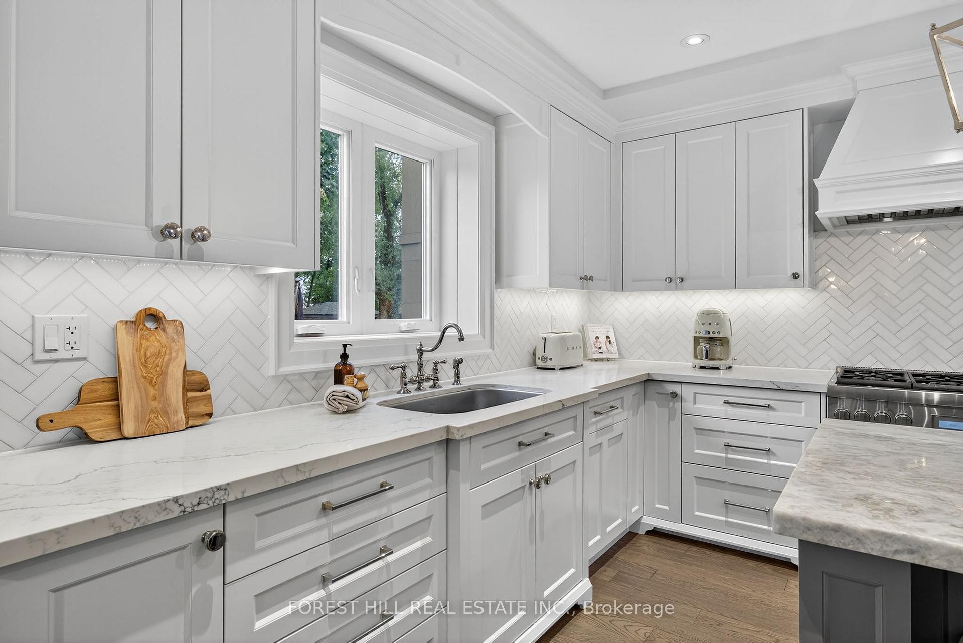 









101


Bombay

Avenue,
Toronto,




ON
M3H 1C1

