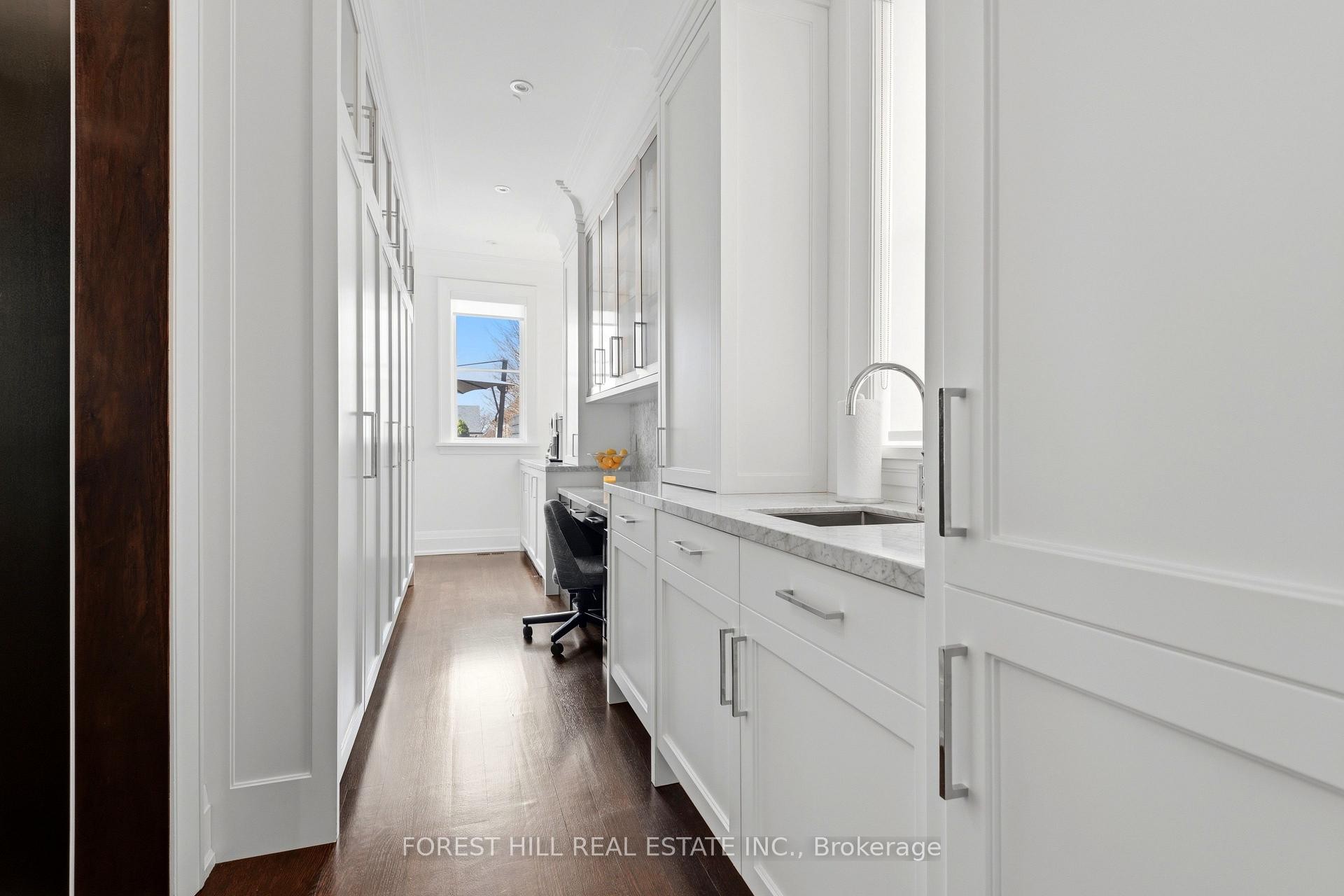 









48


Old Forest Hill

Road,
Toronto,




ON
M5P 2P9


