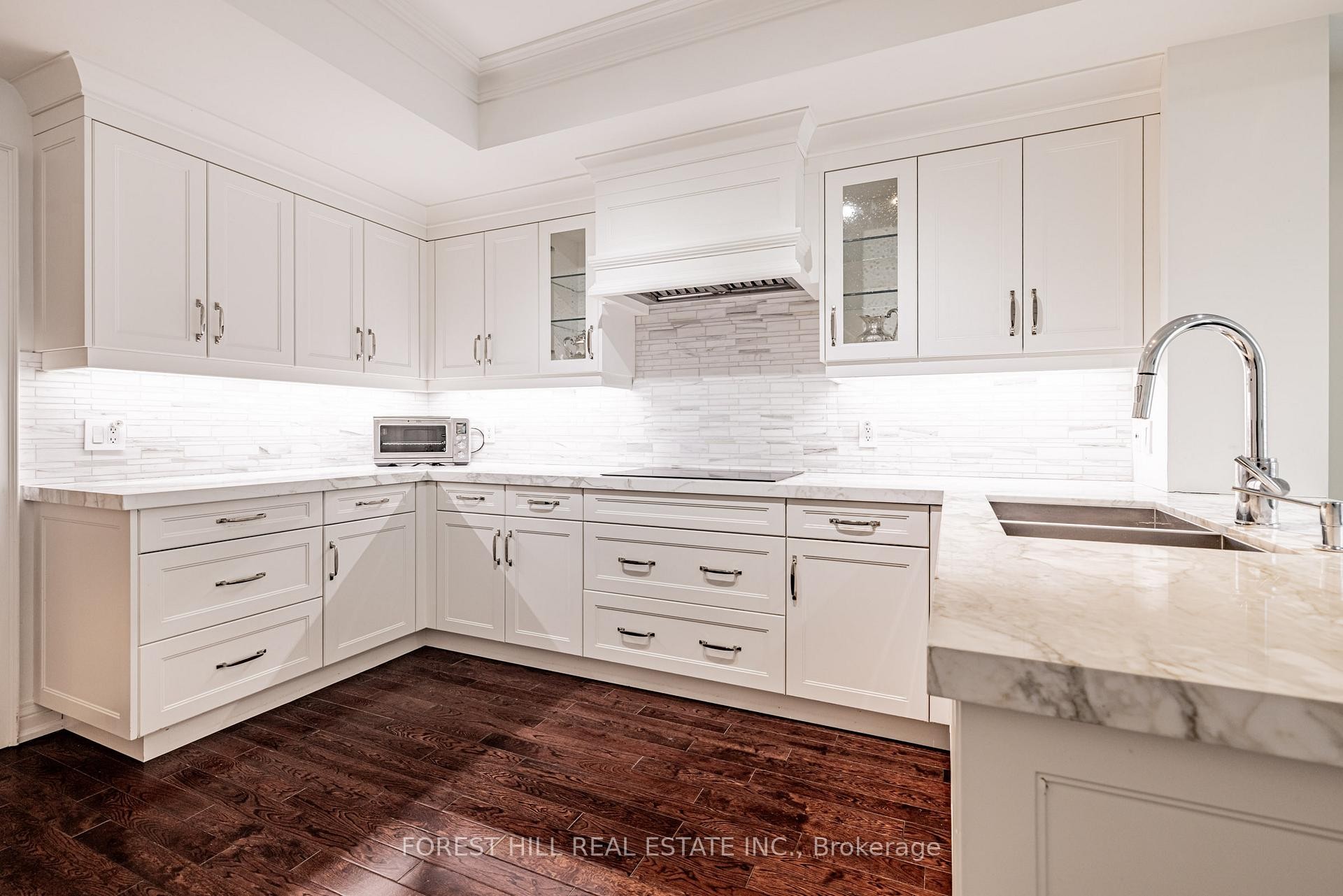 









38


Avenue

Road, 2002,
Toronto,




ON
M5R 2G2

