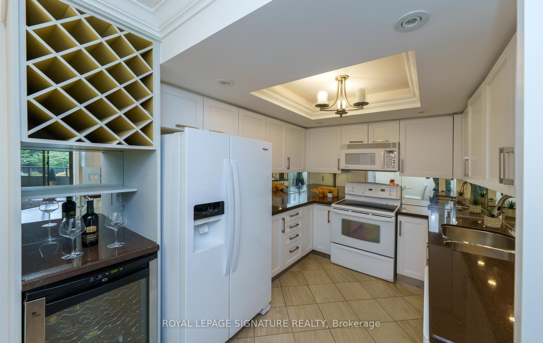 









215


The Donway West

N/A West, 216,
Toronto,




ON
M3B 3P5

