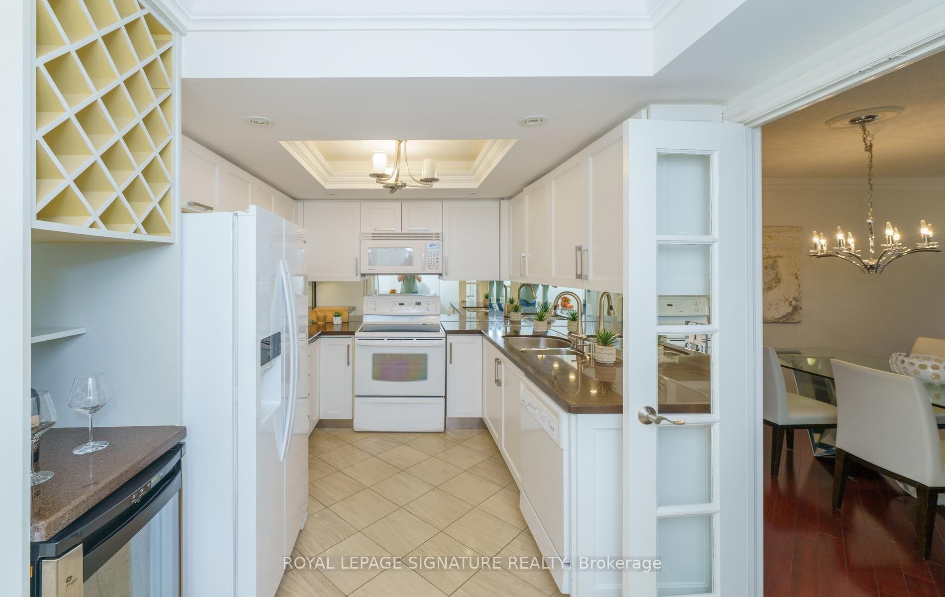 









215


The Donway West

N/A West, 216,
Toronto,




ON
M3B 3P5


