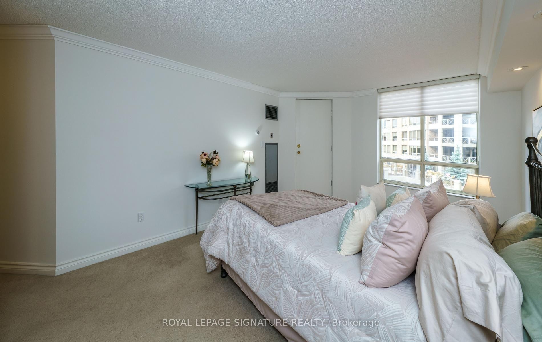 









215


The Donway West

N/A West, 216,
Toronto,




ON
M3B 3P5

