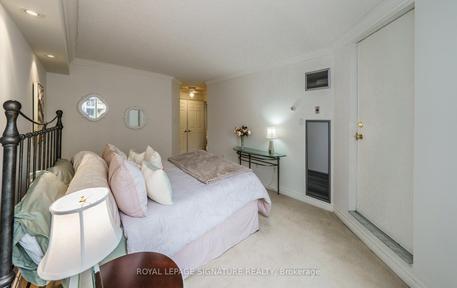 









215


The Donway West

N/A West, 216,
Toronto,




ON
M3B 3P5

