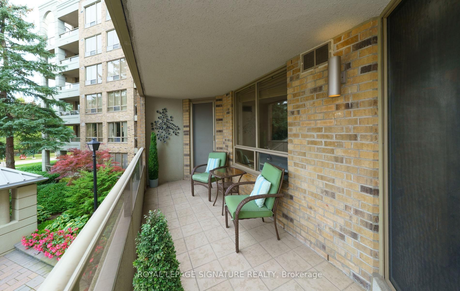 









215


The Donway West

N/A West, 216,
Toronto,




ON
M3B 3P5

