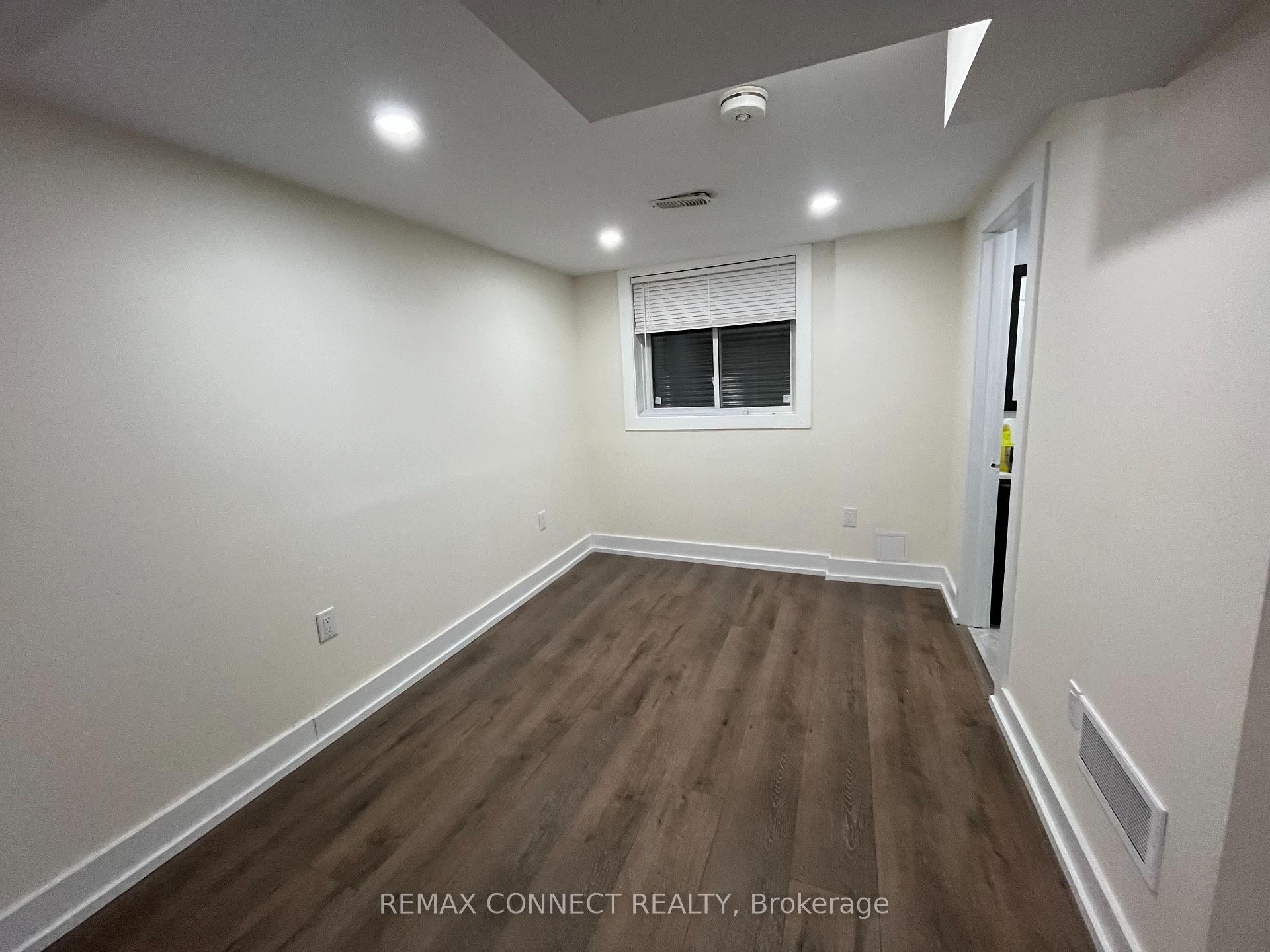 









1394


Largo

Crescent, Lower,
Oshawa,




ON
L1G 7E5

