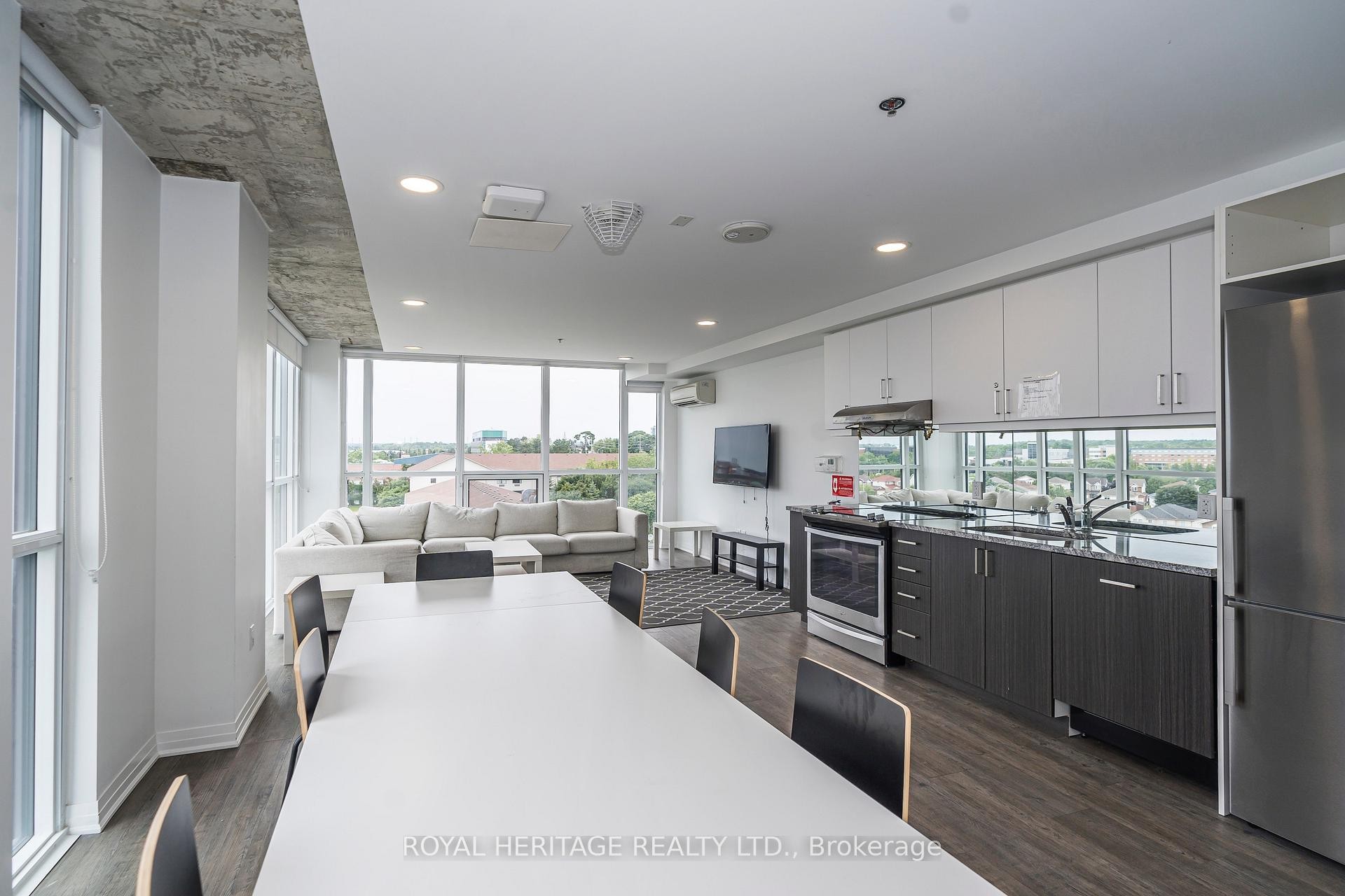 









1900


Simcoe

Street North, 614,
Oshawa,




ON
L1G 4Y3

