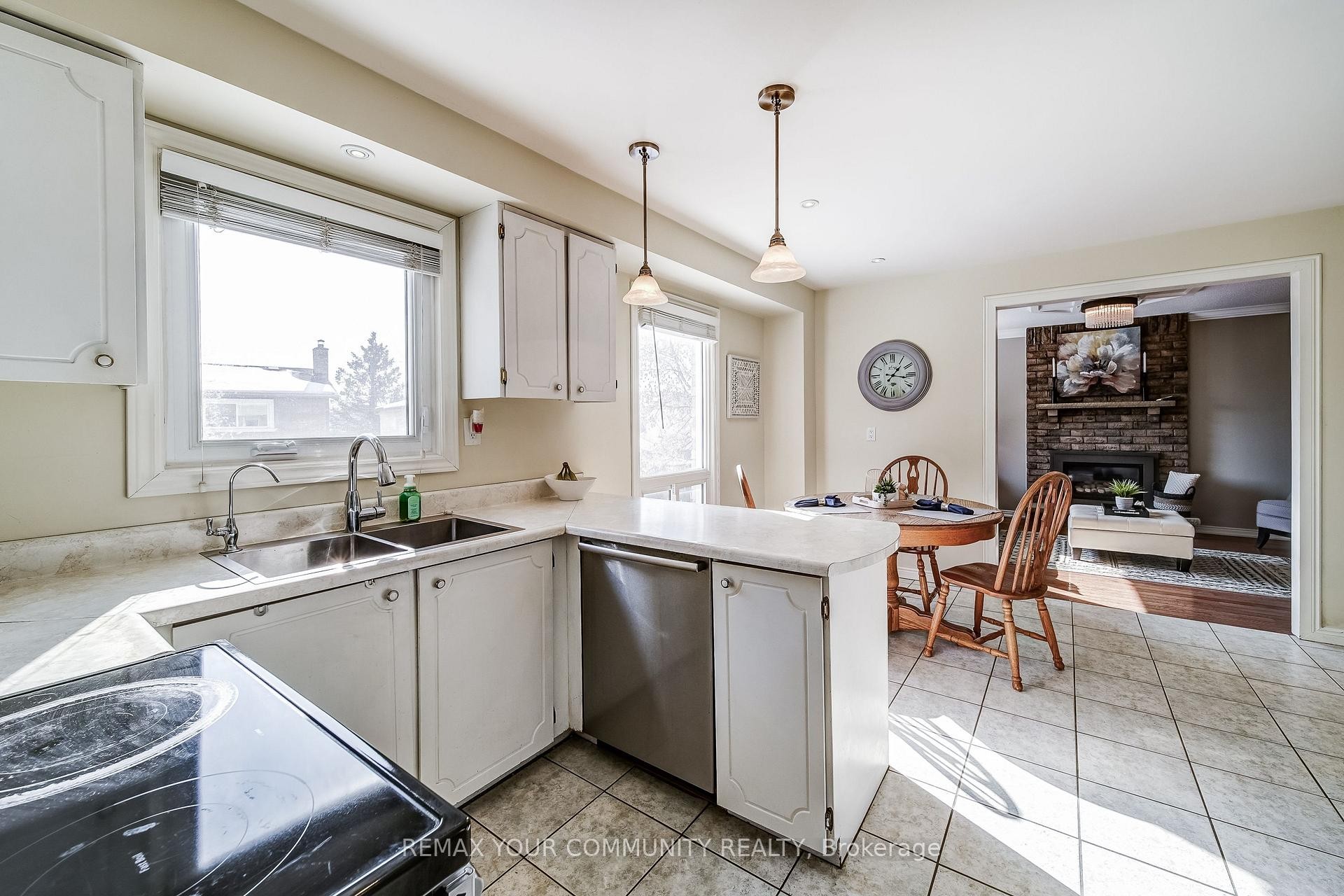 









911


Ferndale

Crescent,
Newmarket,




ON
L3Y 6B6

