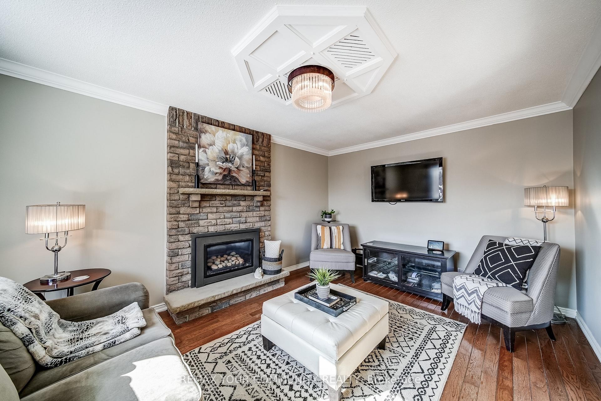 









911


Ferndale

Crescent,
Newmarket,




ON
L3Y 6B6


